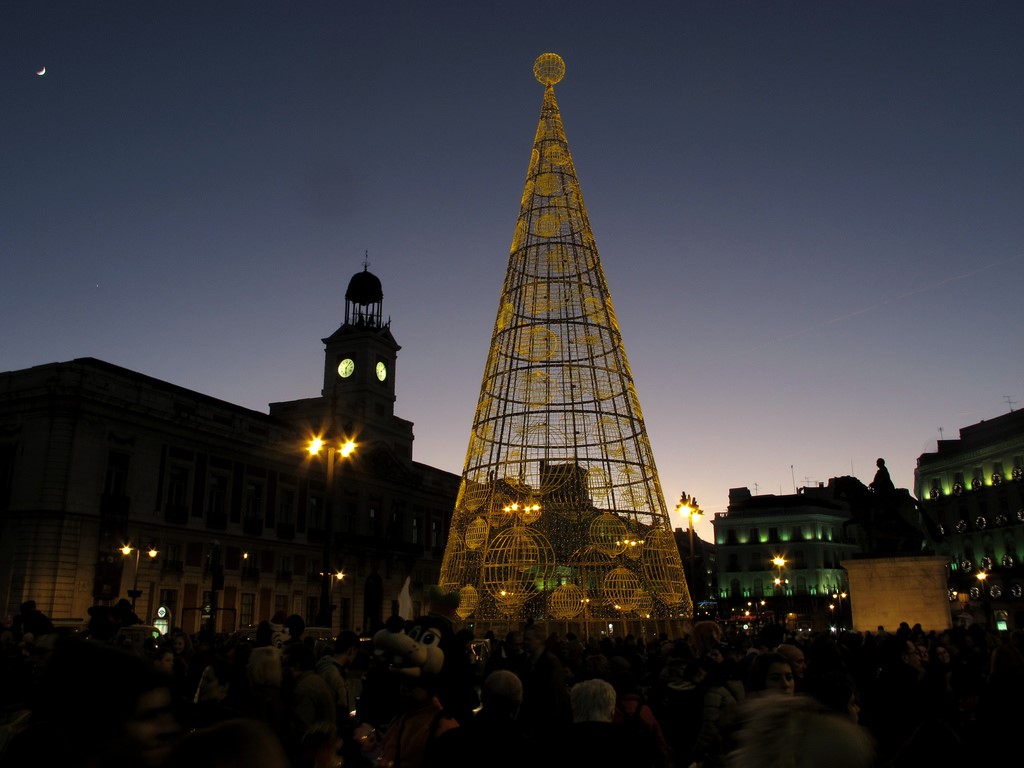Image of a Spanish Christmas tree structure, covered in lights.