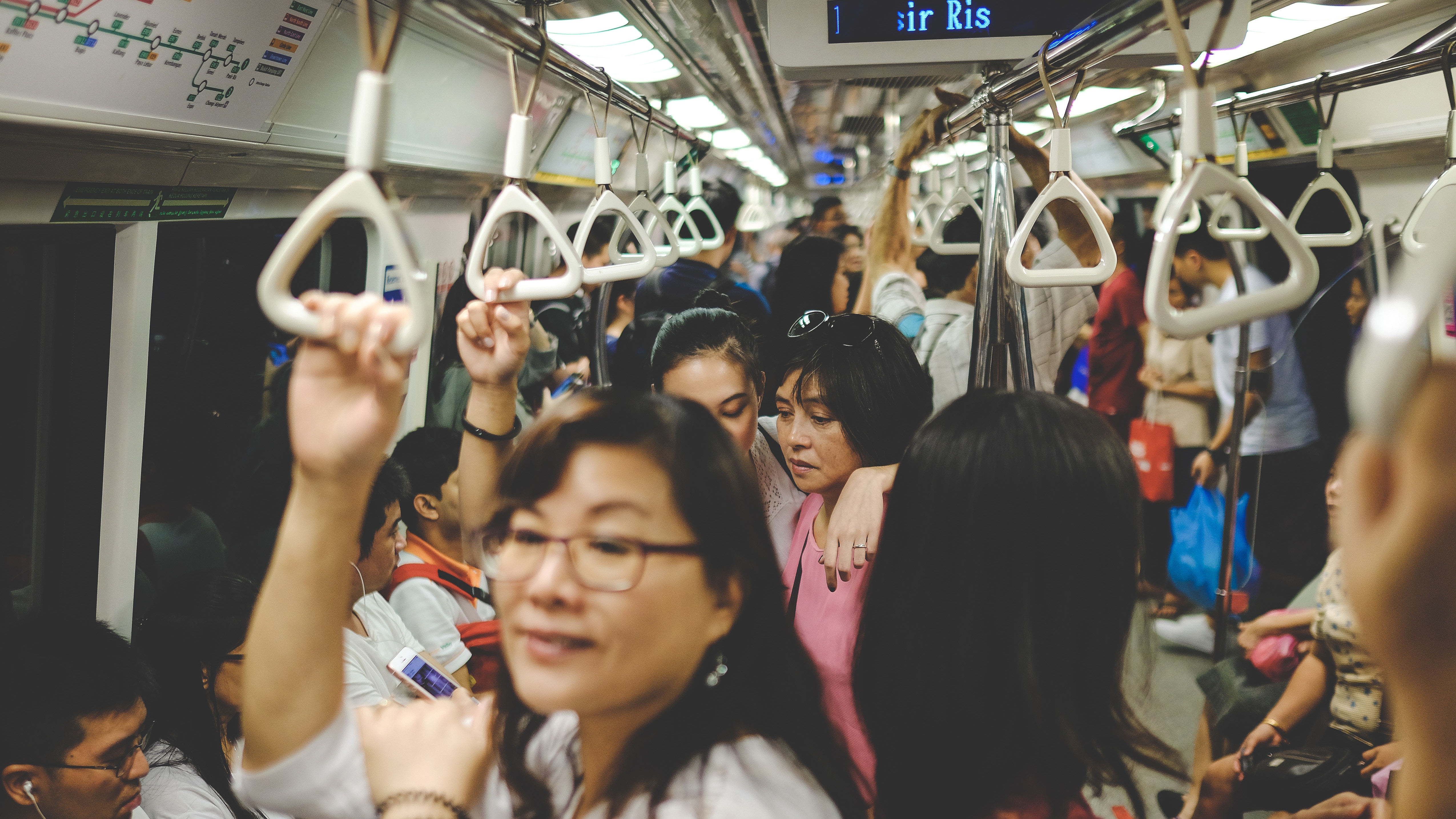 Image of people stuck in rush hour traffic, relating to one of the world's untranslatable words: Kaapshljmurslis