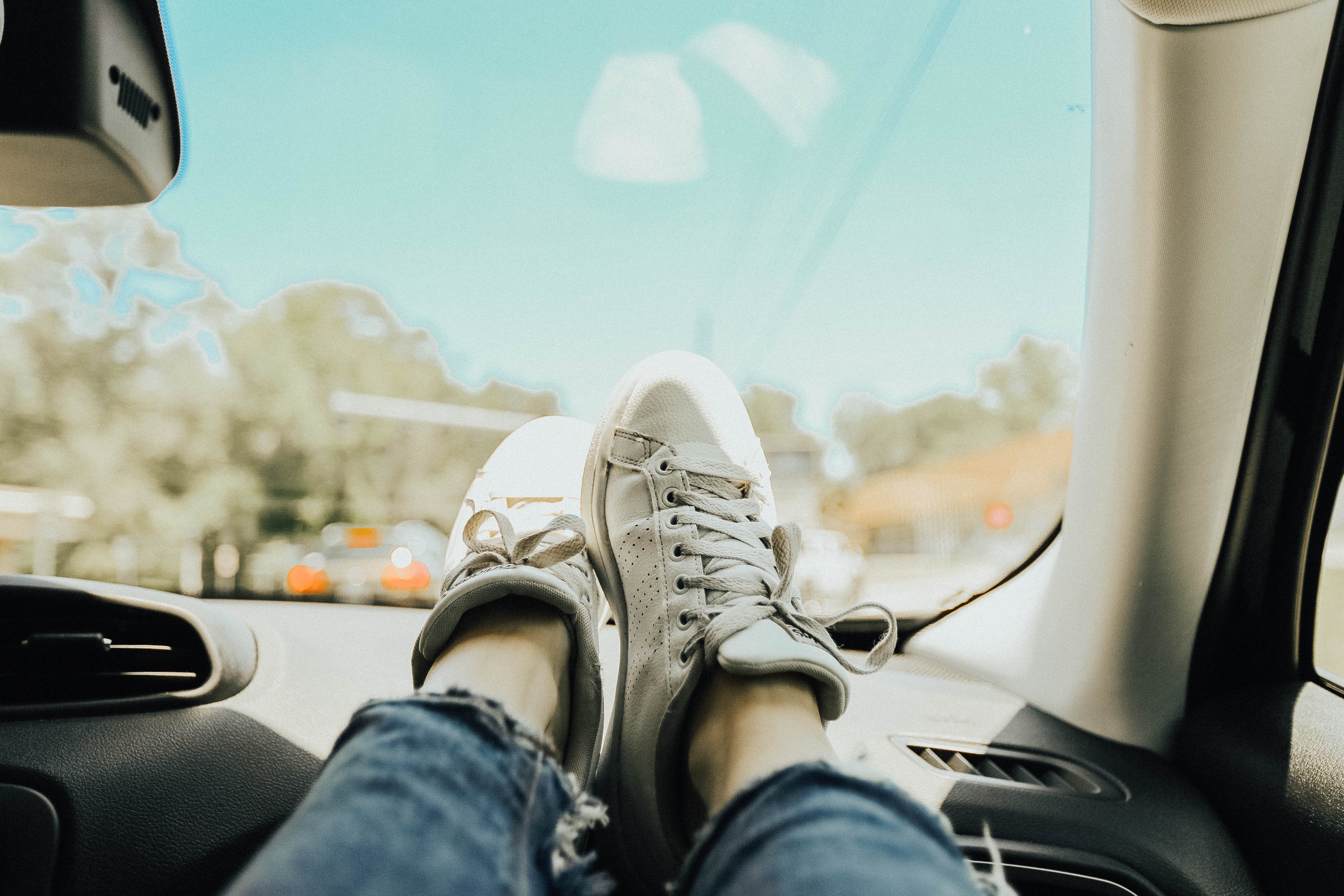 Picture of person with their feet up on a car dashboard, relating to one of the world's untranslatable words: Fahrvergnügen